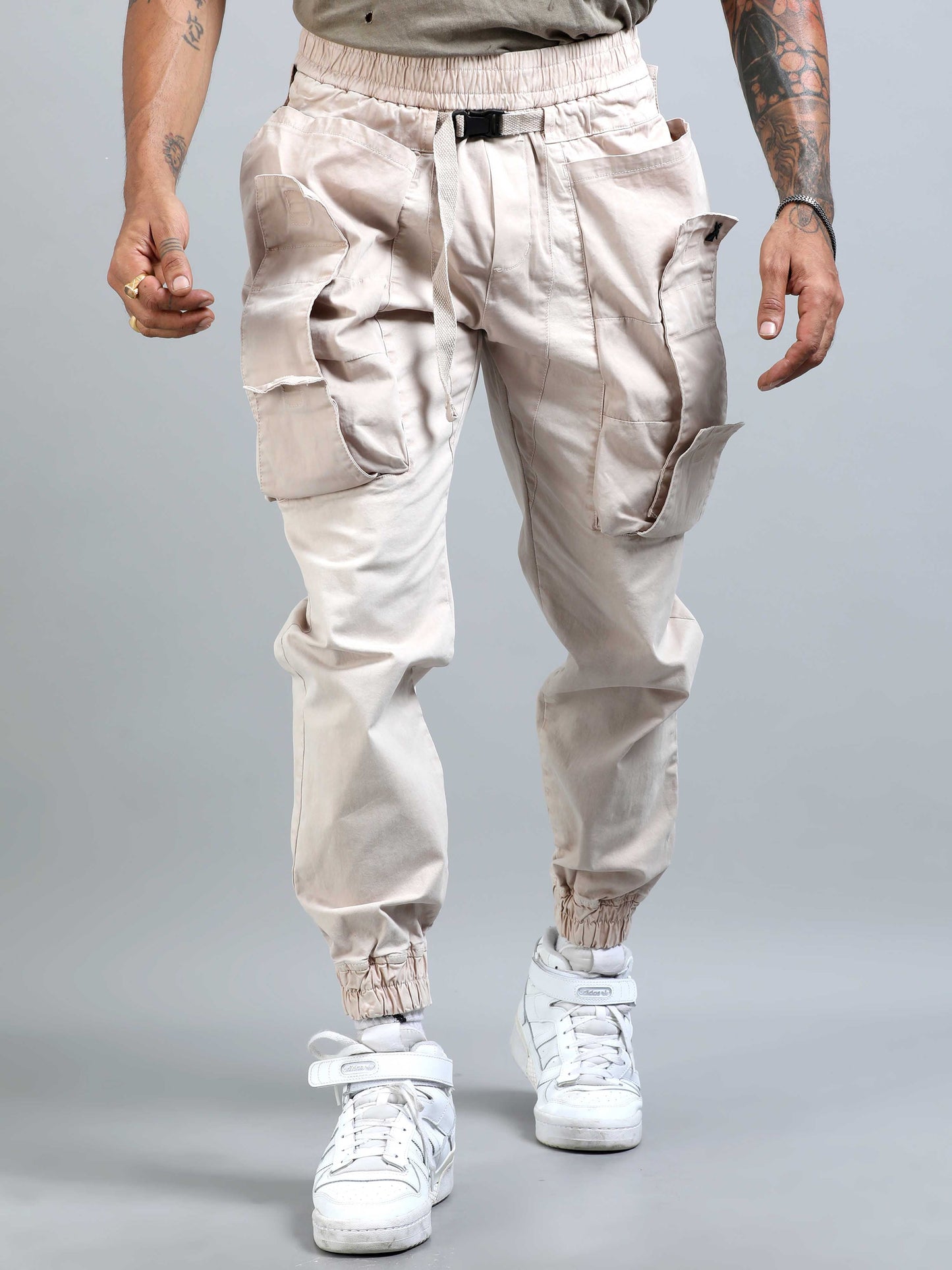 Elevato Layers Cargo Joggers In Cream