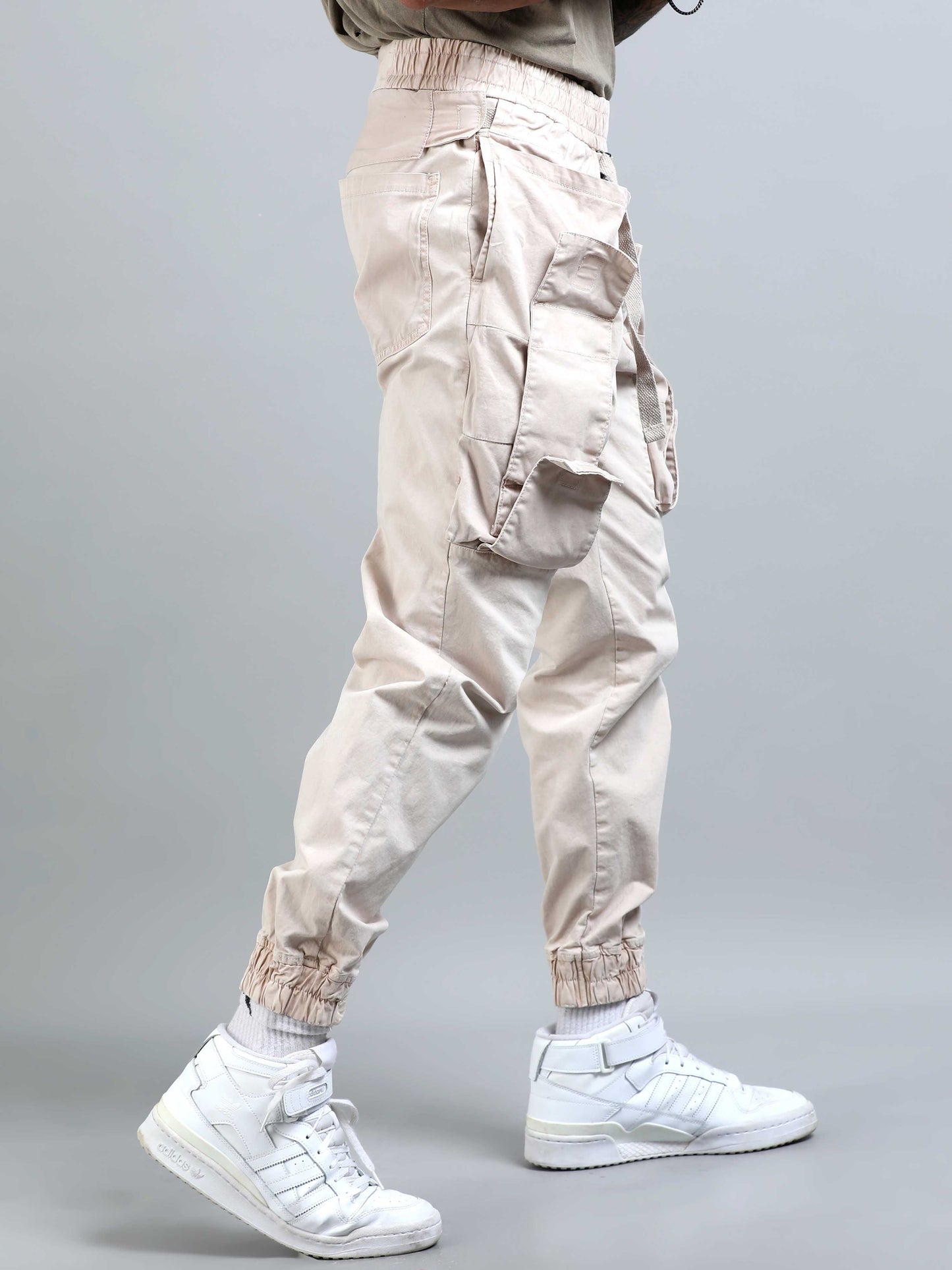 Elevato Layers Cargo Joggers In Cream