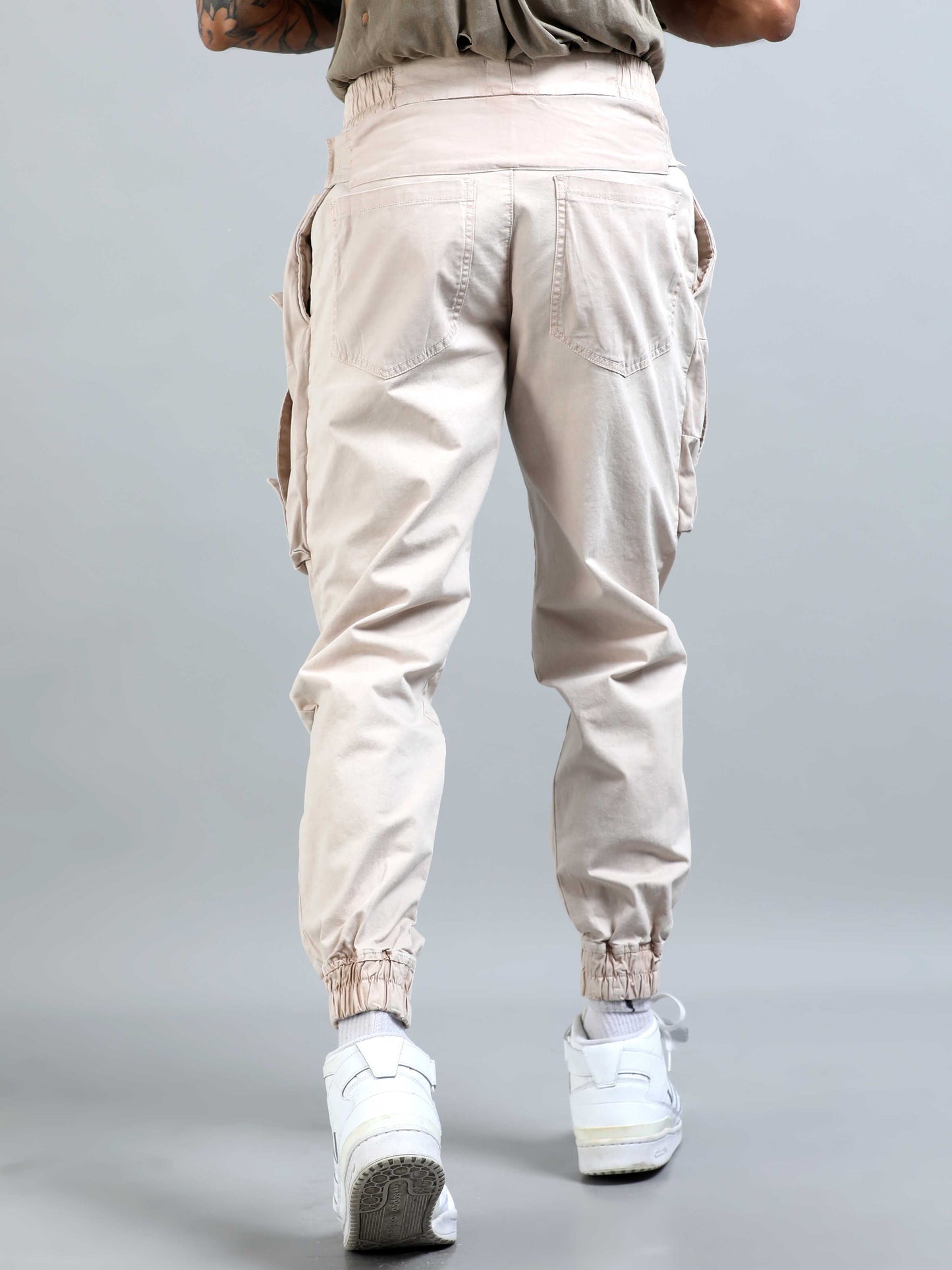 Elevato Layers Cargo Joggers In Cream