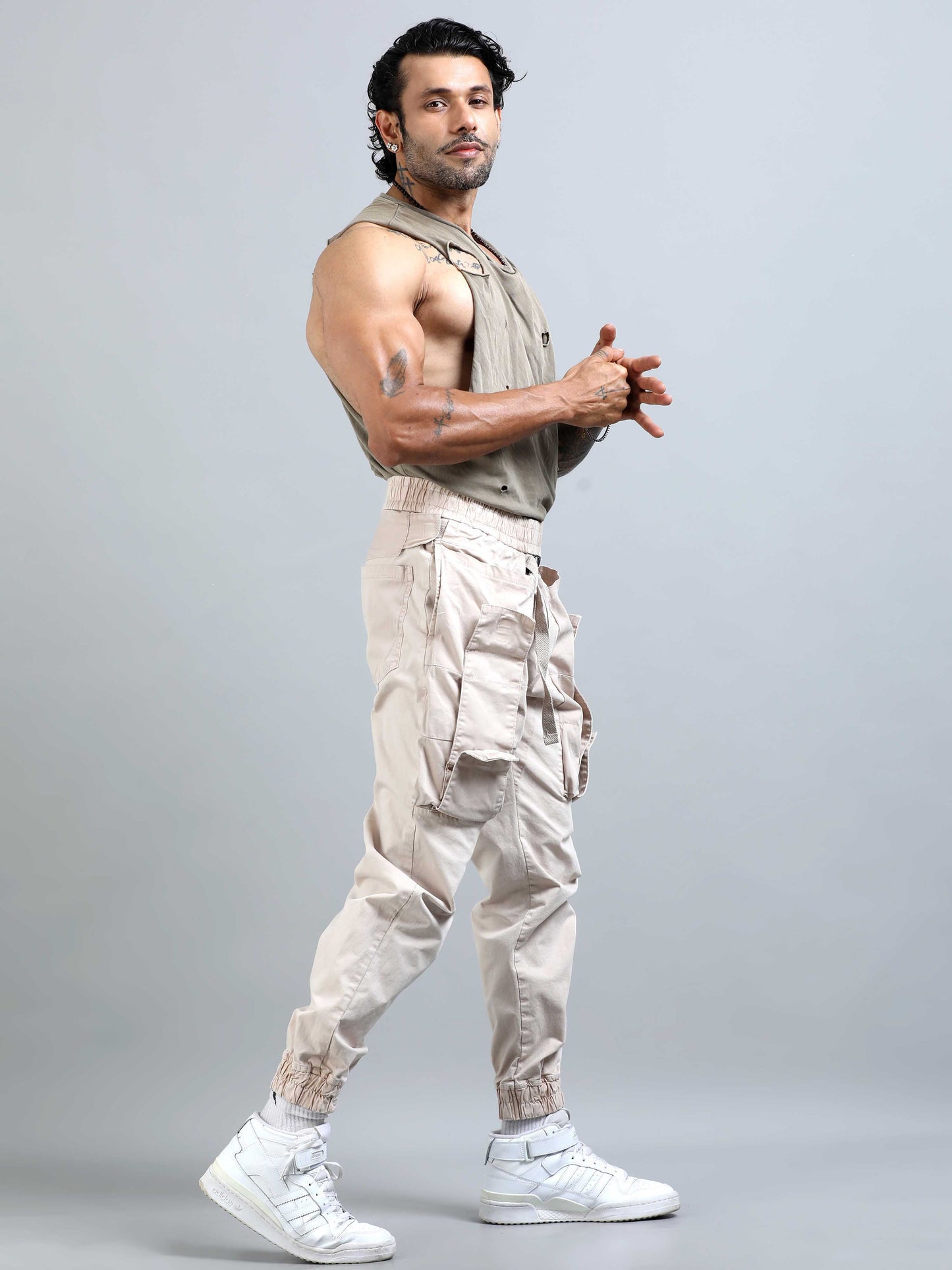 Elevato Layers Cargo Joggers In Cream