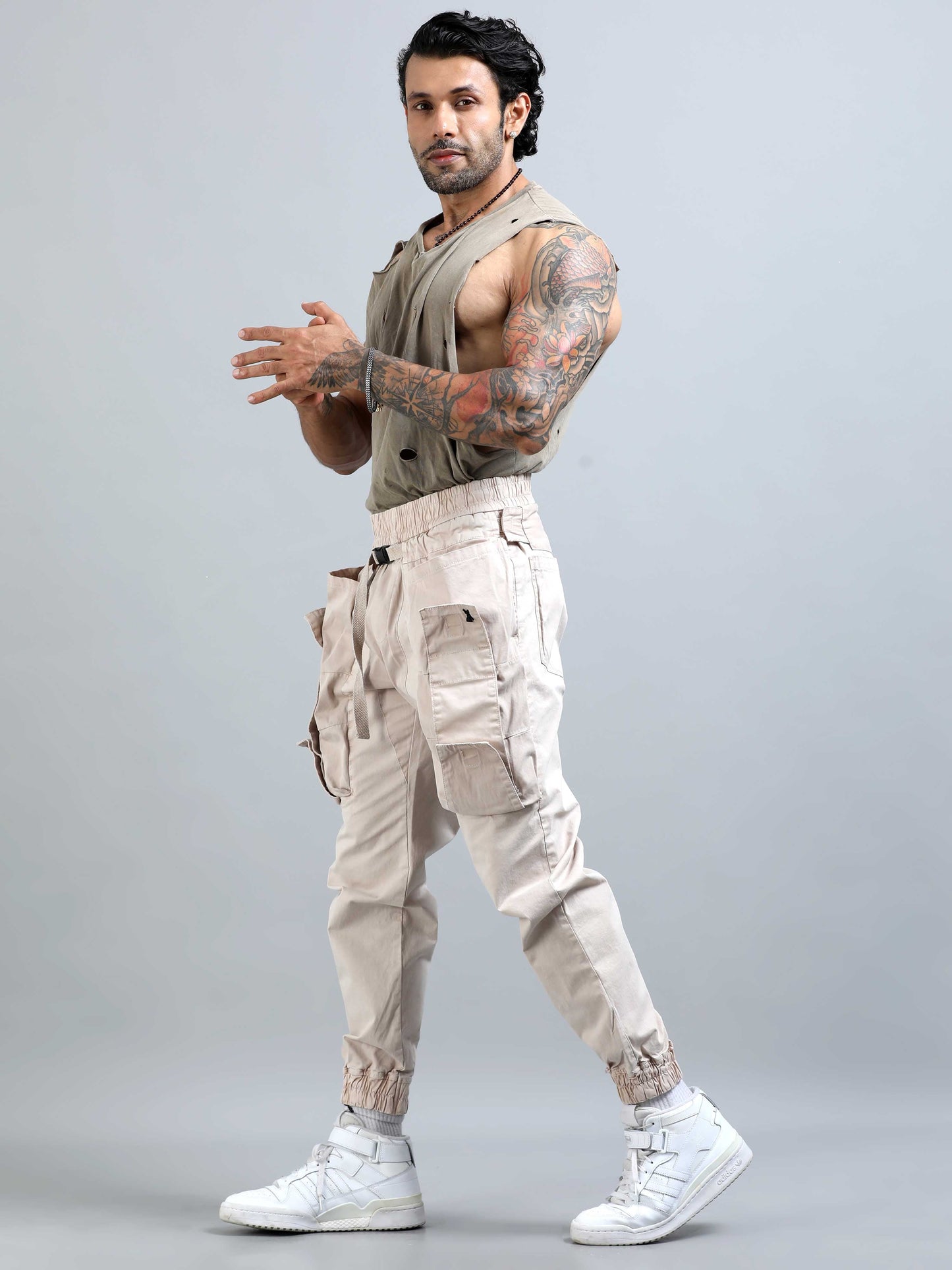 Elevato Layers Cargo Joggers In Cream