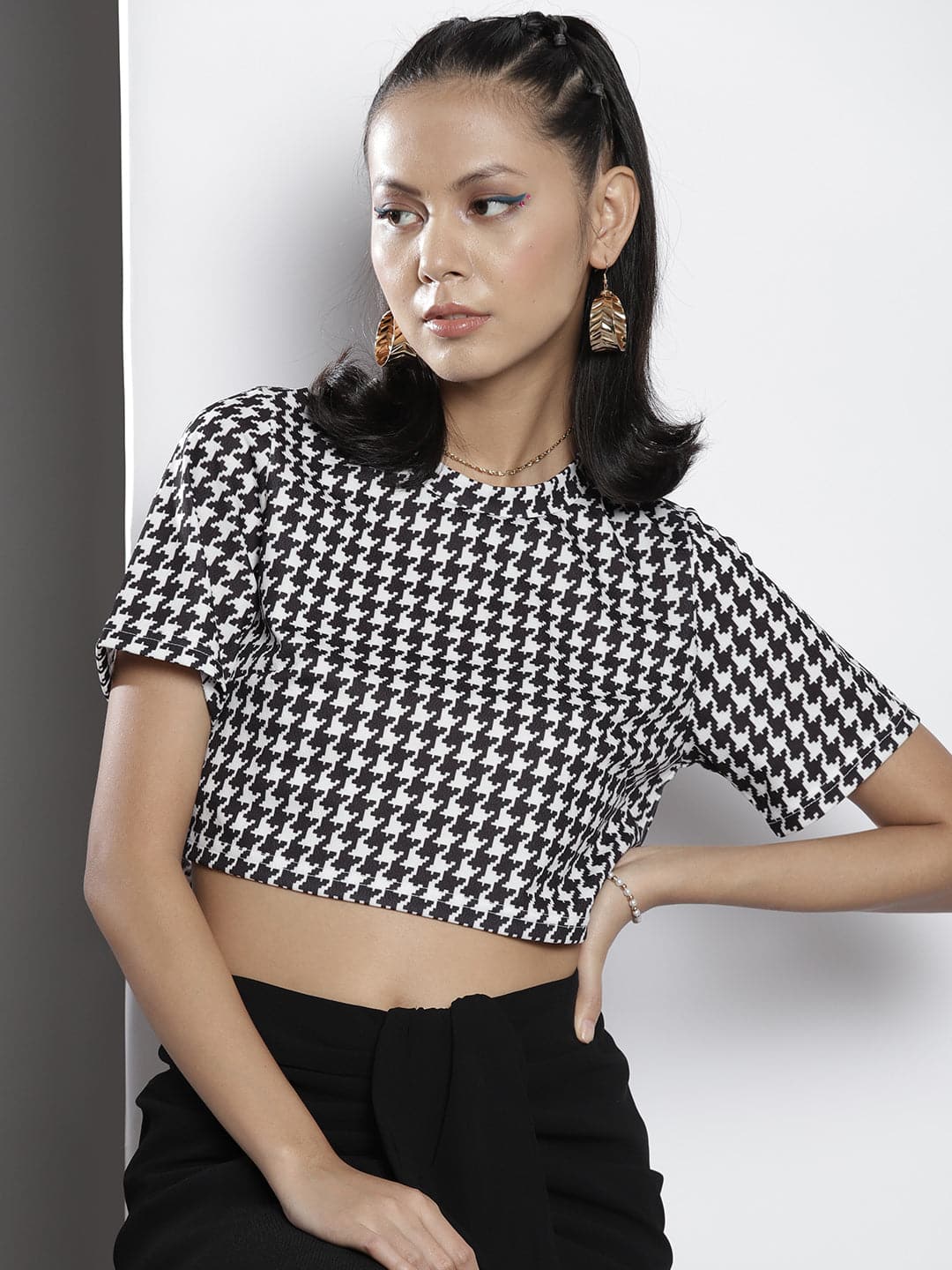 Black White Geometric Knit Crop Top-SASSAFRAS